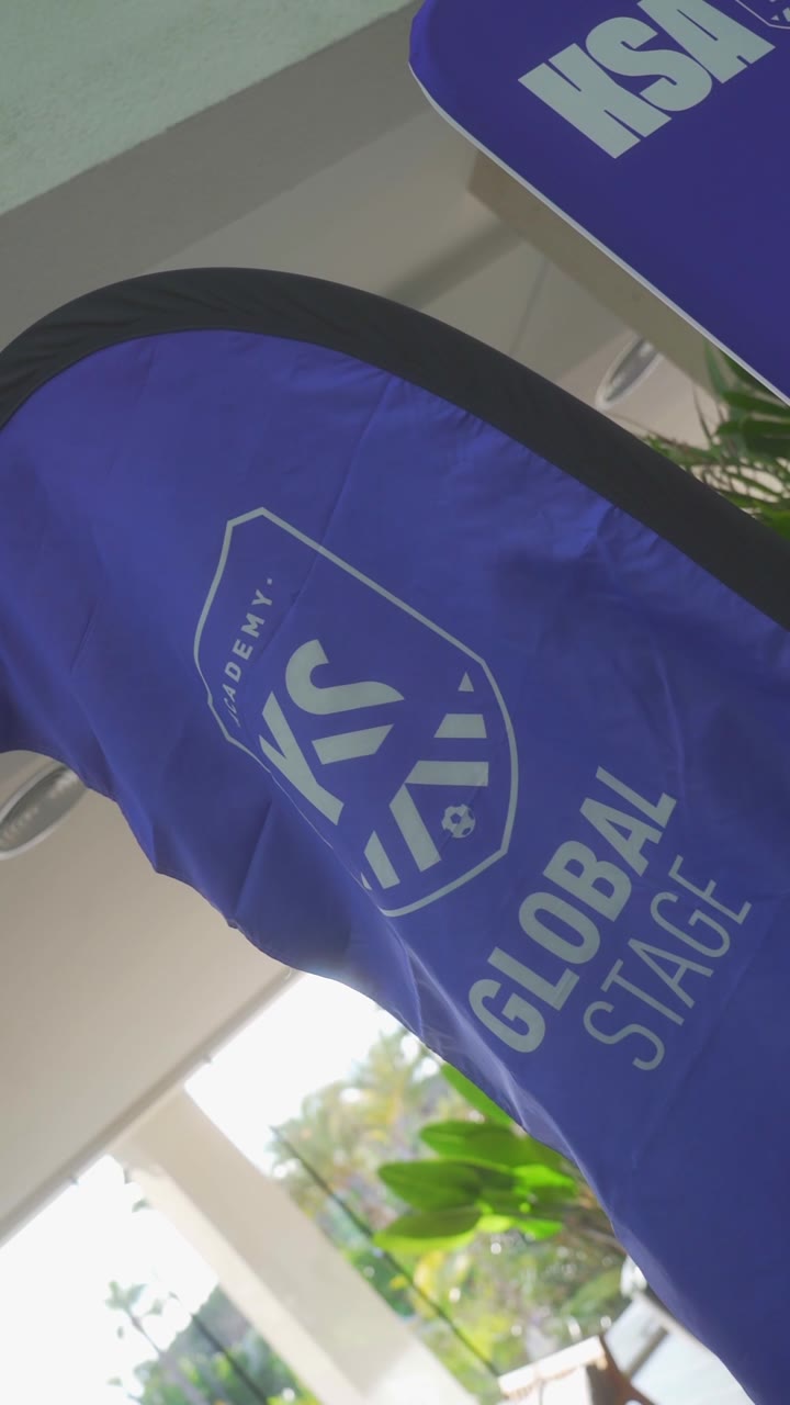 Banderola de Kaptiva Sports Global Stage en la recepci&oacute;n del Welcome Day de la Fit Cup — 8A Visuals