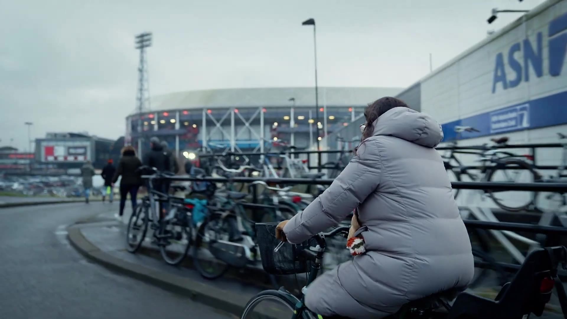 Una persona en bicicleta junto al estadio De Kuip, fotograma del tr&aacute;iler de Wat Is Het Waard? &mdash; 8A Visuals