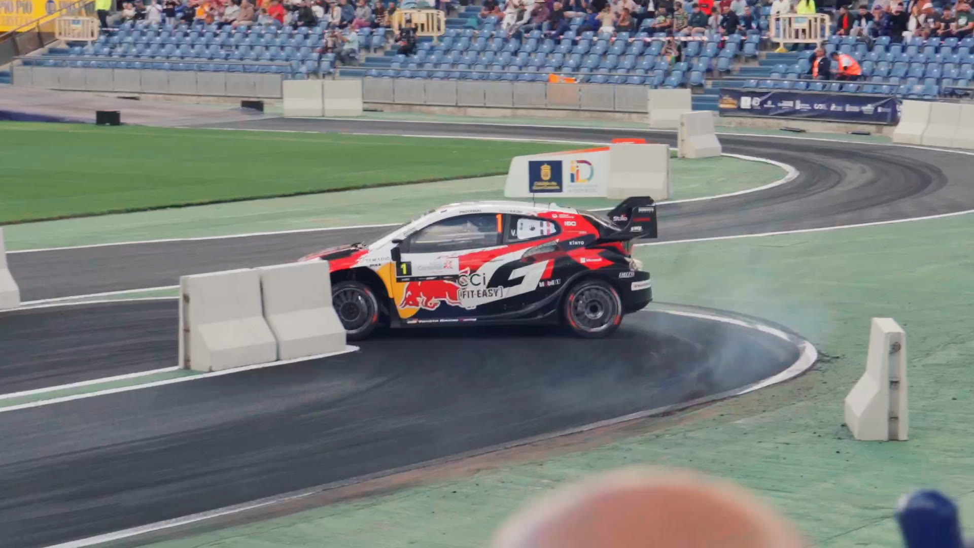 Toyota GR Yaris de Red Bull derrapando en el Estadio de Gran Canaria durante el WRC 2026 - 8A Visuals